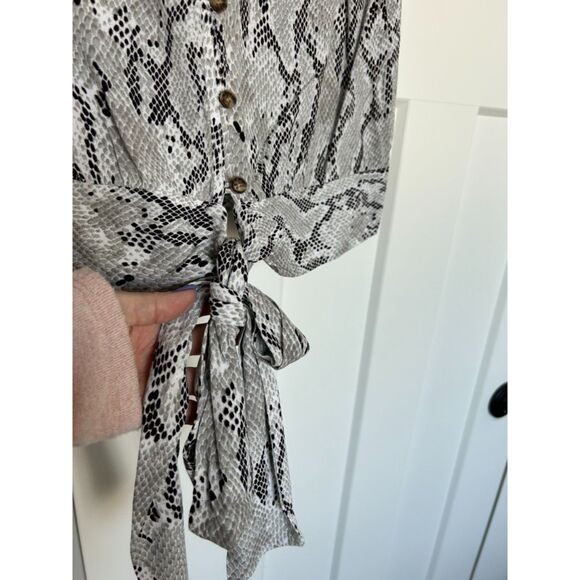 New With Tags EXPRESS Tie-Waist Flutter-Sleeve Snake Print Blouse, Women's Sz XS - Picture 6 of 6